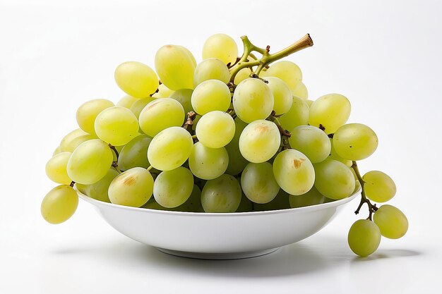 Uva verde in un piatto su uno sfondo bianco