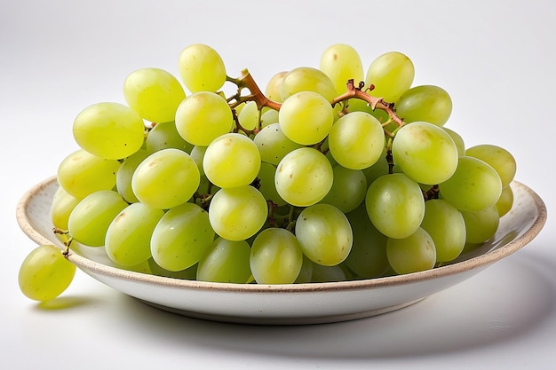 Uva verde in un piatto su uno sfondo bianco