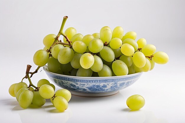 Uva verde in un piatto su uno sfondo bianco