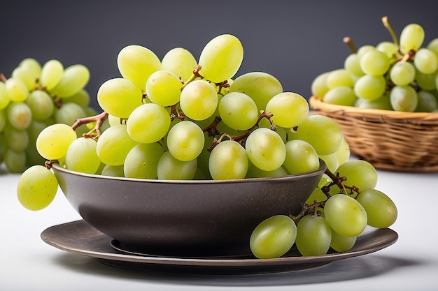 Uva verde in un piatto su uno sfondo bianco