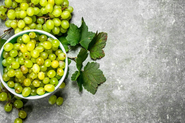 Uva verde in una ciotola.