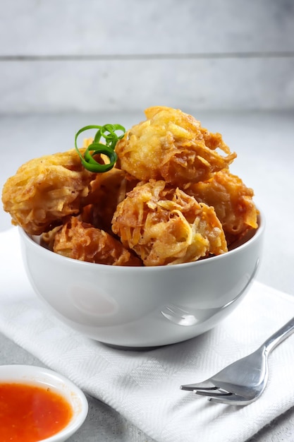 Uyen o talas goreng o taro fritto è un popolare spuntino fritto di Medan Indonesia a base di taro