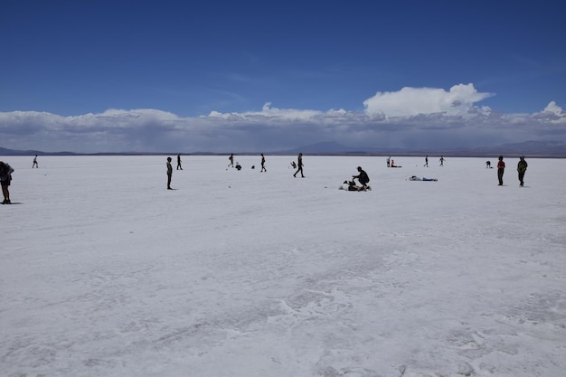 Uyuni Bolivia 09 febbraio 2017 turisti su Salar de Uyuni è la più grande distesa di sale del mondo Altiplano