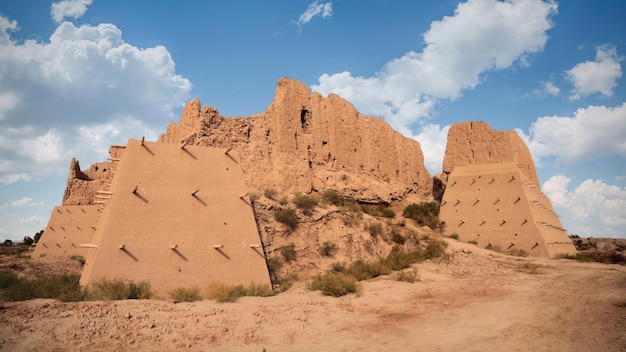 Uzbekistan Kyzyl-Kala è un monumento architettonico unico del XII secolo dell'antica Khorezm del periodo Kushan-Afrigid della storia antica. Esisteva fino all'invasione di Gengis Khan.