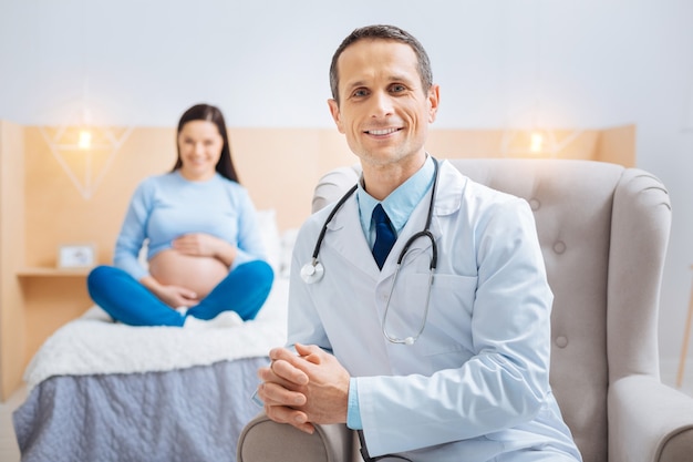 Va bene. Bello lavoratore medico mantenendo il sorriso sul suo viso e tenendosi per mano insieme mentre guarda avanti