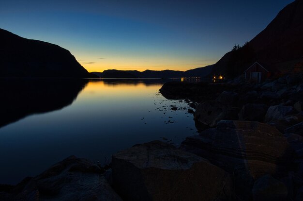 Vacanza di pesca a Selje Norvegia l'ora blu sul fiordo