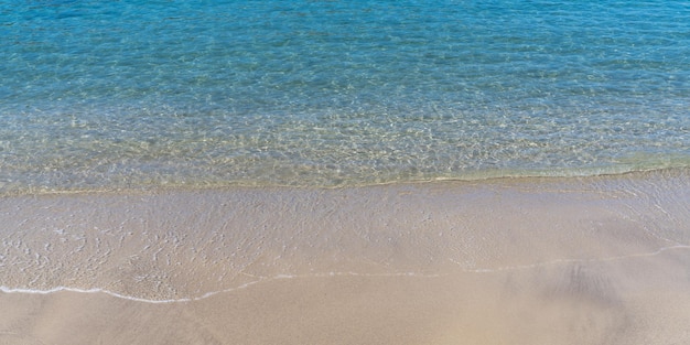 Vacanza di piacere sulla costa sabbiosa del Mar Blu