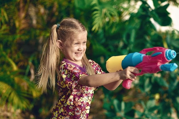 Vacanza di Songkran Camicia hawaiana divertente della ragazza con la pistola ad acqua di plastica di colore Vacanza tailandese. capodanno thailandese