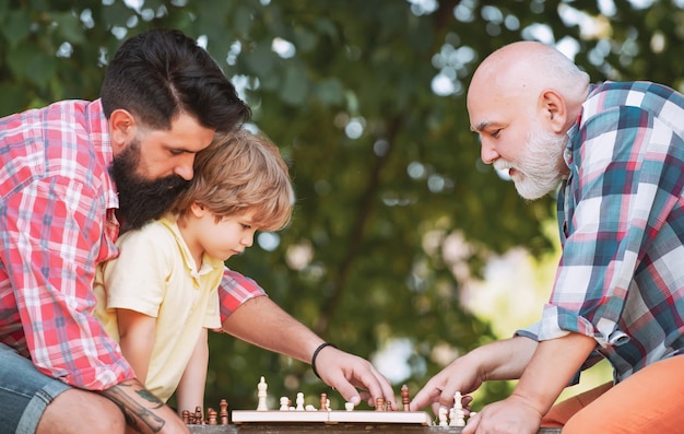 Vacanza in famiglia e stare insieme giovane ragazzo con padre e nonno che si divertono insieme nel parco maschile