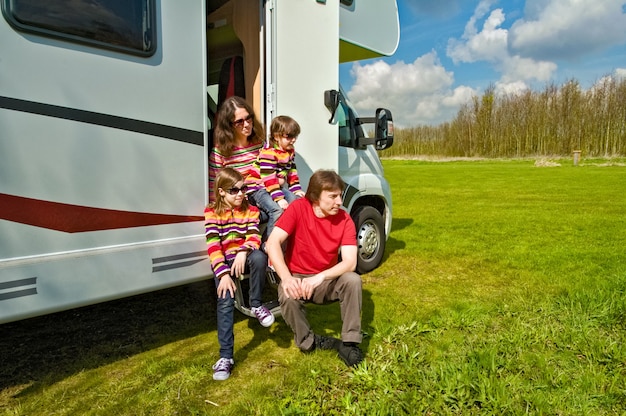Vacanza in famiglia Viaggio in camper con bambini genitori felici con bambini si divertono in viaggio in camper