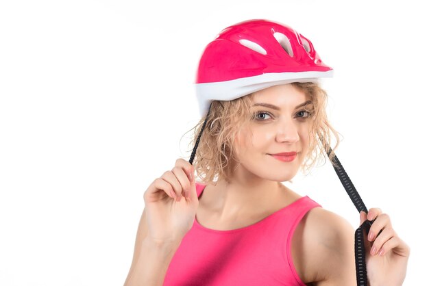 Vacanza sportiva. Uno stile di vita sano. Attributi sportivi. Sportiva in casco protettivo. Bella donna nel casco della bicicletta. Ritratto di donna che indossa il casco isolato su sfondo bianco.