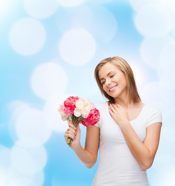 vacanze, amore e concetto di fiori - giovane donna con bouquet di fiori