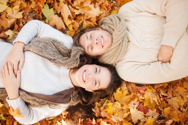 vacanze, amore, viaggi, turismo, relazione e concetto di appuntamenti - coppia romantica nel parco autunnale