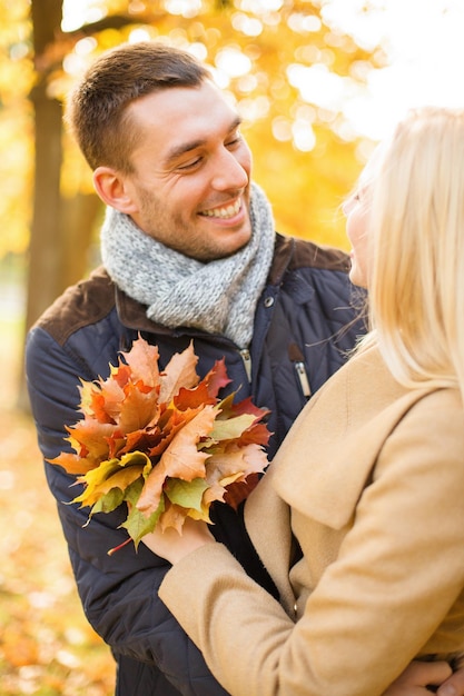 vacanze, amore, viaggi, turismo, relazione e concetto di appuntamenti - coppia romantica nel parco autunnale