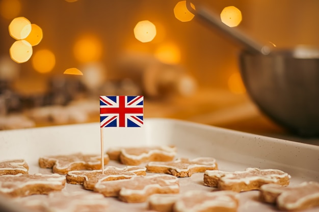 Vacanze britanniche e concetto di cottura di natale bandiera union jack della gran bretagna e uomini di panpepato bi...