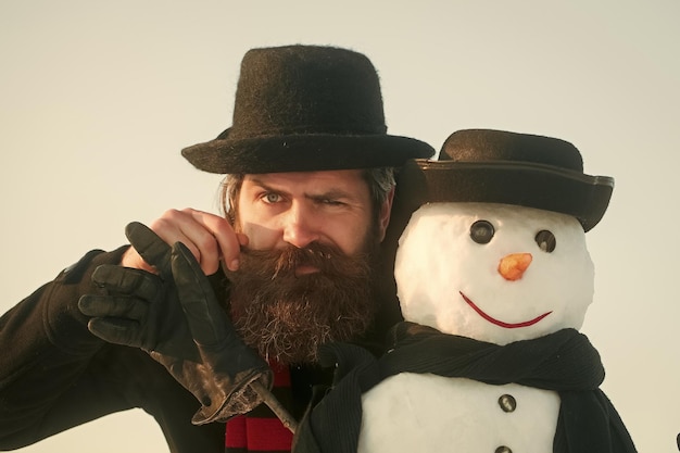 Vacanze di Capodanno Babbo Natale con pupazzo di neve in cappello nero