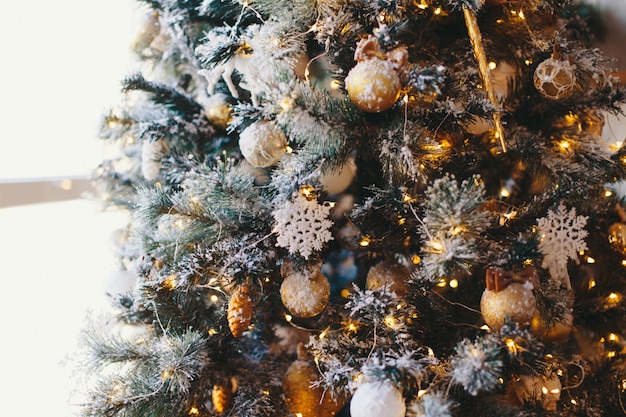 Vacanze di capodanno decorazioni e concetto di celebrazione ravvicinata di un albero di natale decorato con palline e...