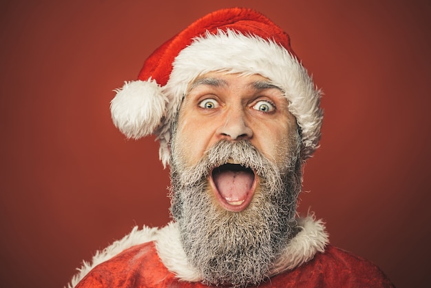 Vacanze di capodanno natale e persone concetto allegro ed esilarante babbo natale uomo in rosso