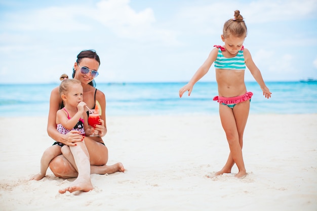 Vacanze di famiglia. Madre e bambine in vacanza sulla spiaggia