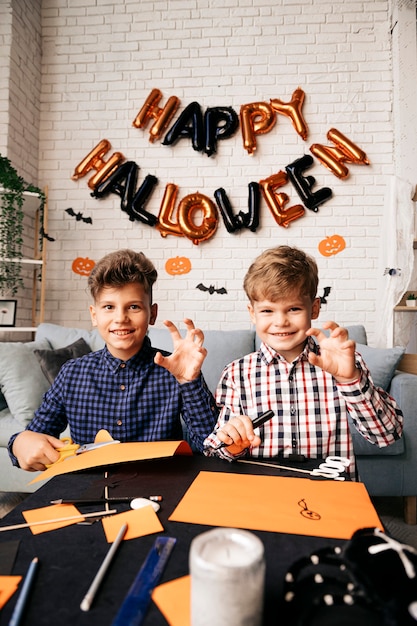 Vacanze di Halloween e sfondo dello stile di vita familiare I bambini si stanno preparando per Halloween a casa
