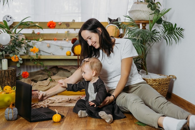 Vacanze di Halloween, festa online ai tempi del COVID. Famiglia felice, madre e bambino