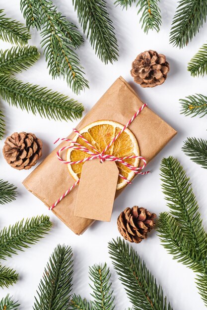 Vacanze di Natale carta da regalo zero rifiuti con etichetta, frutta secca e rami di abete