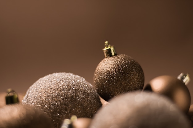 Vacanze di Natale e concetto di decorazione festiva palline dorate su sfondo beige