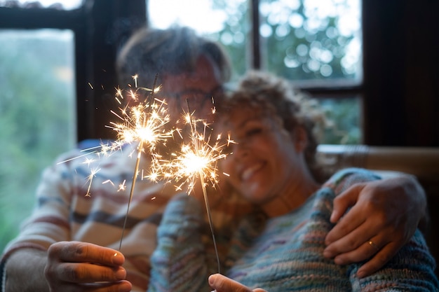 Vacanze di Natale e coppia felice seduta sul divano