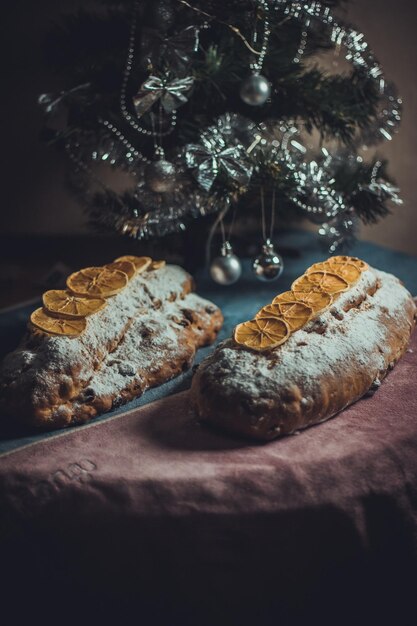 Vacanze di Natale Stollen pasticceria nazionale tedesca bella decorazione piatto festivo