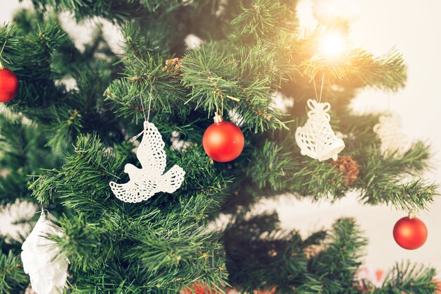 Vacanze e concetto di celebrazione - Primo piano dell'albero di Natale decorato su sfondo bianco