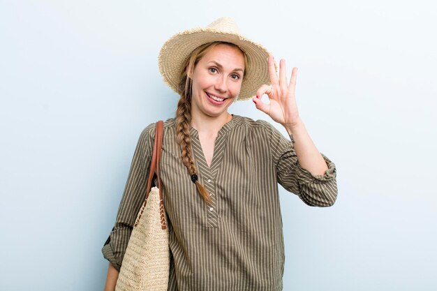 Vacanze e concetto di estate della giovane donna bionda adulta