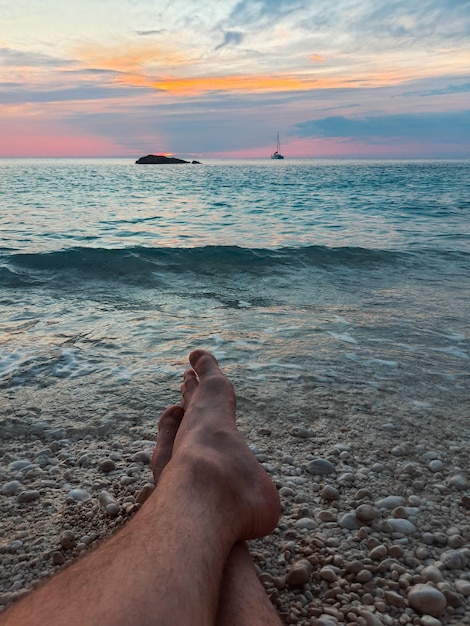 Vacanze estive al mare sdraiate sulla spiaggia godendosi lo spazio della copia del tramonto