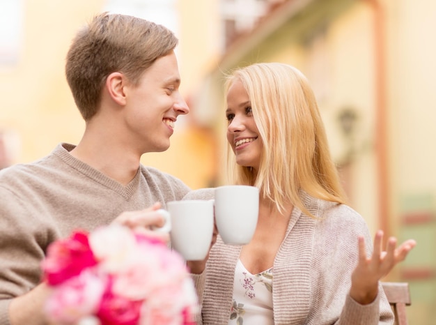 vacanze estive, amore, viaggi, turismo, relazione e concetto di appuntamenti - coppia romantica felice nel caffè
