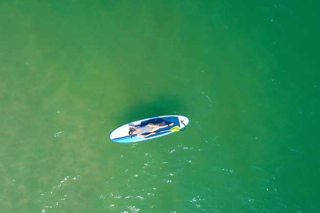 Vacanze estive Bella giovane donna che si rilassa sul SUP all'acqua turchese Bellezza Benessere Ricreazione