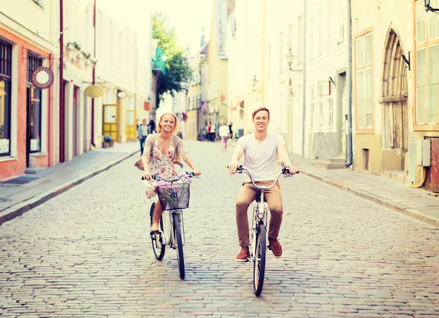 vacanze estive, biciclette, amore, relazione e concetto di incontri - coppia con biciclette in città