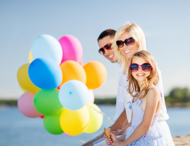 vacanze estive, celebrazione, concetto di bambini e persone - famiglia con palloncini colorati