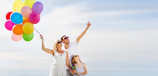 vacanze estive, celebrazione, concetto di bambini e persone - famiglia con palloncini colorati