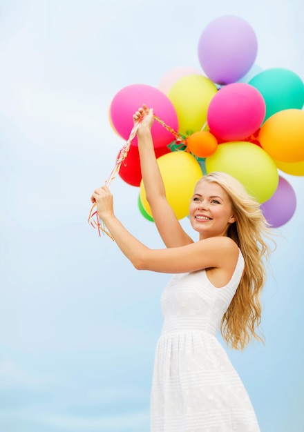 vacanze estive, celebrazione e concetto di stile di vita - bella donna con palloncini colorati fuori