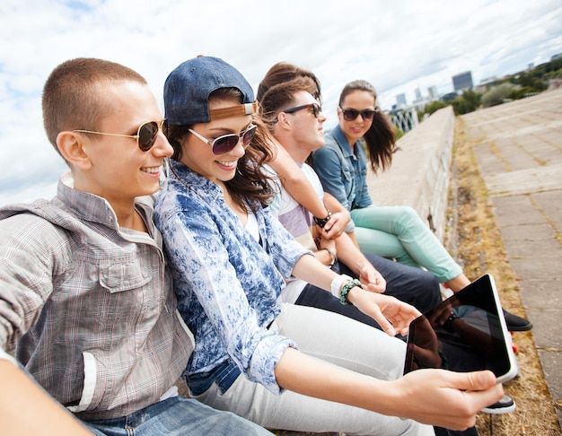 vacanze estive, concetto di adolescenti e tecnologia - gruppo di adolescenti che guardano un tablet pc