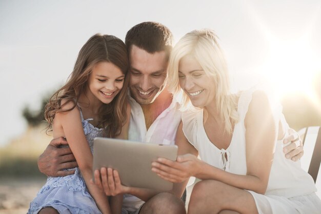 vacanze estive, concetto di bambini e persone - famiglia felice con tablet pc che scatta foto