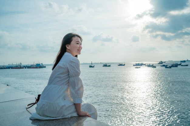 Vacanze estive Donne asiatiche sorridenti che si rilassano e camminano in piedi sulla spiaggia Vung Tau così felice