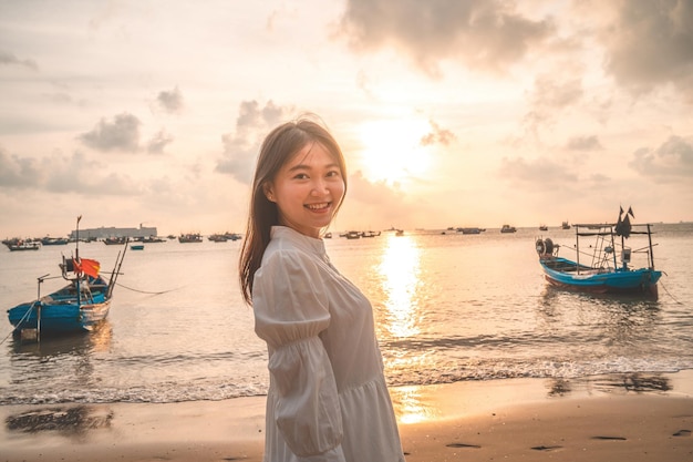 Vacanze estive Donne asiatiche sorridenti che si rilassano e camminano in piedi sulla spiaggia Vung Tau così felice