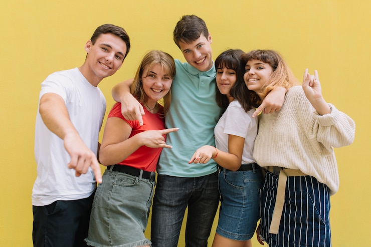 Foto vacanze estive e concetto adolescente - gruppo di adolescenti sorridenti che vanno in giro fuori.