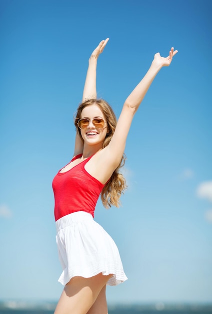 vacanze estive e concetto di vacanza - ragazza che si tiene per mano sulla spiaggia