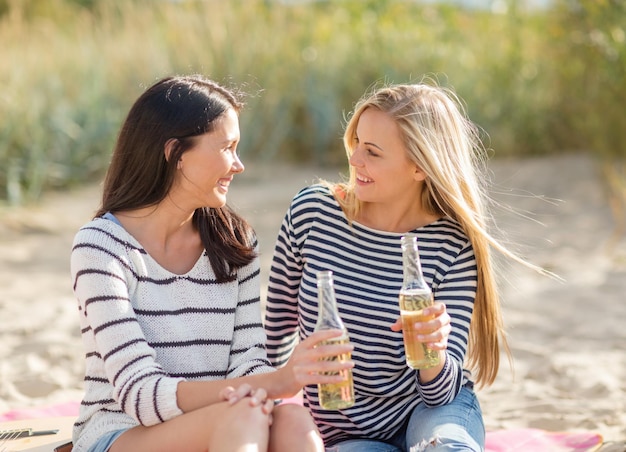 vacanze estive e concetto di vacanza - ragazze con bevande sulla spiaggia