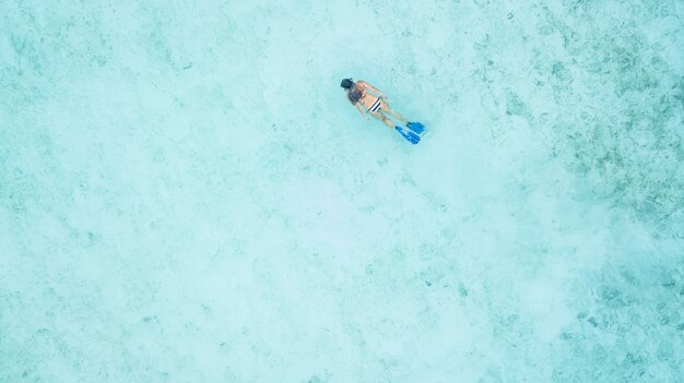 Vacanze estive esotiche della giovane donna aerea di vista superiore nel nuoto e nello snorkeling di paradiso.