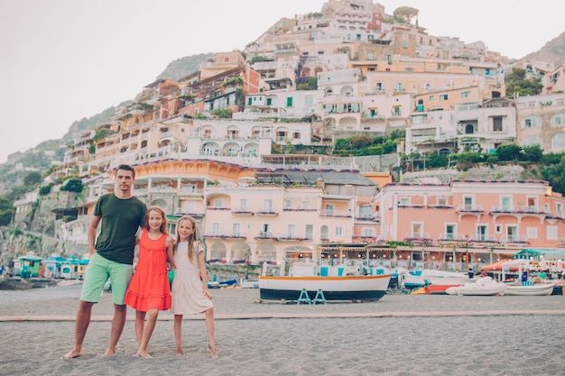 Vacanze estive in Italia. Famiglia nel villaggio di Positano sullo sfondo, Costiera Amalfitana, Italia