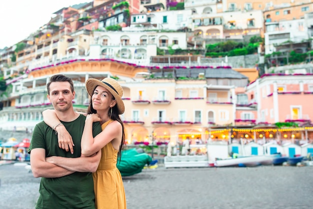 Vacanze estive in Italia. Giovani coppie nel villaggio sullo sfondo, Costiera Amalfitana, Italia di Positano