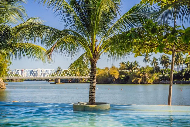 Vacanze estive in un resort di lusso con piscina a sfioro