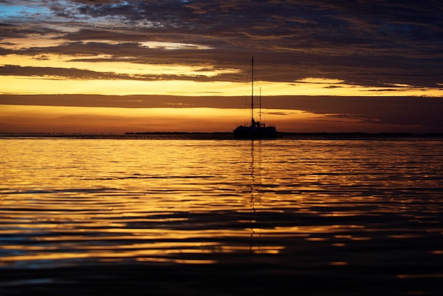 Vacanze estive in viaggio ocean yacht a vela in barca d'acqua sulle barche a vela del mare al tramonto